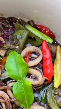 Tumis Cumi Hitam adında baharatlı siyah mürekkep soslu sotelenmiş mürekkep balığı, Chili, zencefil ve limon yaprağı da dahil olmak üzere Endonezya ev yapımı yemek menüsü.