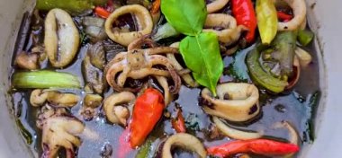 Tumis Cumi Hitam adında baharatlı siyah mürekkep soslu sotelenmiş mürekkep balığı, Chili, zencefil ve limon yaprağı da dahil olmak üzere Endonezya ev yapımı yemek menüsü.