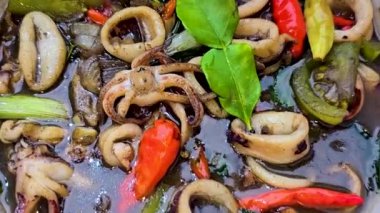 Tumis Cumi Hitam adında baharatlı siyah mürekkep soslu sotelenmiş mürekkep balığı, Chili, zencefil ve limon yaprağı da dahil olmak üzere Endonezya ev yapımı yemek menüsü.