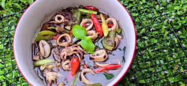Tumis Cumi Hitam adında baharatlı siyah mürekkep soslu sotelenmiş mürekkep balığı, Chili, zencefil ve limon yaprağı da dahil olmak üzere Endonezya ev yapımı yemek menüsü.