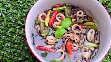 Tumis Cumi Hitam adında baharatlı siyah mürekkep soslu sotelenmiş mürekkep balığı, Chili, zencefil ve limon yaprağı da dahil olmak üzere Endonezya ev yapımı yemek menüsü.