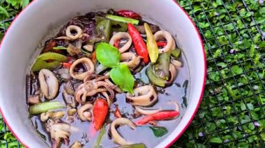 Tumis Cumi Hitam adında baharatlı siyah mürekkep soslu sotelenmiş mürekkep balığı, Chili, zencefil ve limon yaprağı da dahil olmak üzere Endonezya ev yapımı yemek menüsü.