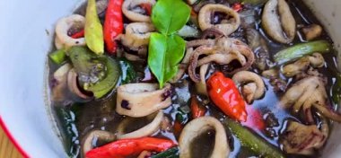 Tumis Cumi Hitam adında baharatlı siyah mürekkep soslu sotelenmiş mürekkep balığı, Chili, zencefil ve limon yaprağı da dahil olmak üzere Endonezya ev yapımı yemek menüsü.