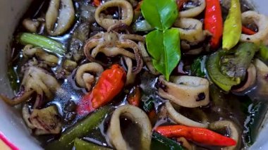 Tumis Cumi Hitam adında baharatlı siyah mürekkep soslu sotelenmiş mürekkep balığı, Chili, zencefil ve limon yaprağı da dahil olmak üzere Endonezya ev yapımı yemek menüsü.
