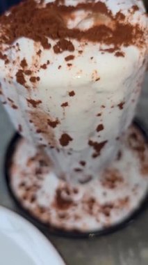 Lezzetli çilekli tart ya da çilekli tart ve yenilebilir altın taneleriyle süslenmiş krema. Multimedya tarifi içeriği yaratmak için iyi.
