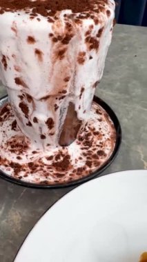 Lezzetli çilekli tart ya da çilekli tart ve yenilebilir altın taneleriyle süslenmiş krema. Multimedya tarifi içeriği yaratmak için iyi.