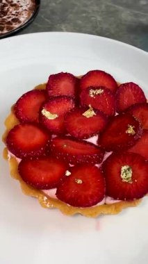 Lezzetli çilekli tart ya da çilekli tart ve yenilebilir altın taneleriyle süslenmiş krema. Multimedya tarifi içeriği yaratmak için iyi.