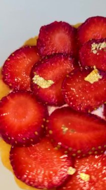 Lezzetli çilekli tart ya da çilekli tart ve yenilebilir altın taneleriyle süslenmiş krema. Multimedya tarifi içeriği yaratmak için iyi.