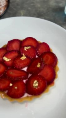 Lezzetli çilekli tart ya da çilekli tart ve yenilebilir altın taneleriyle süslenmiş krema. Multimedya tarifi içeriği yaratmak için iyi.