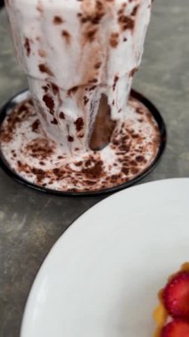 Lezzetli çilekli tart ya da çilekli tart ve yenilebilir altın taneleriyle süslenmiş krema. Multimedya tarifi içeriği yaratmak için iyi.