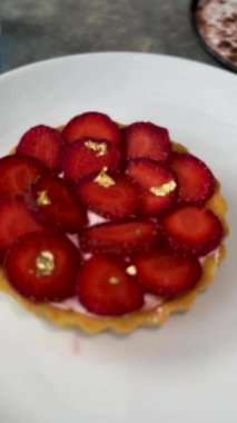 Lezzetli çilekli tart ya da çilekli tart ve yenilebilir altın taneleriyle süslenmiş krema. Multimedya tarifi içeriği yaratmak için iyi.