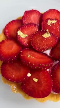 Lezzetli çilekli tart ya da çilekli tart ve yenilebilir altın taneleriyle süslenmiş krema. Multimedya tarifi içeriği yaratmak için iyi.