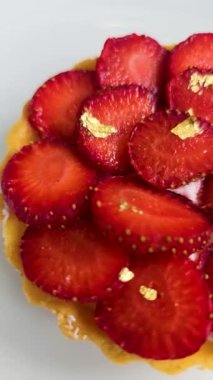Lezzetli çilekli tart ya da çilekli tart ve yenilebilir altın taneleriyle süslenmiş krema. Multimedya tarifi içeriği yaratmak için iyi.