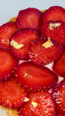 Lezzetli çilekli tart ya da çilekli tart ve yenilebilir altın taneleriyle süslenmiş krema. Multimedya tarifi içeriği yaratmak için iyi.