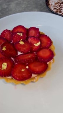 Lezzetli çilekli tart ya da çilekli tart ve yenilebilir altın taneleriyle süslenmiş krema. Multimedya tarifi içeriği yaratmak için iyi.