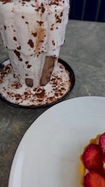 Lezzetli çilekli tart ya da çilekli tart ve yenilebilir altın taneleriyle süslenmiş krema. Multimedya tarifi içeriği yaratmak için iyi.