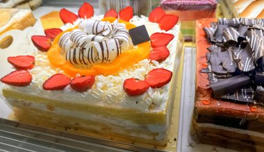 Süper lezzetli tatlı tart ya da kek, taze kremalı ve meyveli. Atıştırmalık için harika tatlılar ve kahve ya da çay içeceği için eğlenceli bir arkadaş, yemek tarifi kitabı ya da multimedya içeriği yaratımı için iyi.