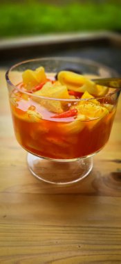 Tatlı salamura meyve ve acı biber, genellikle fıstık, sambal ve kerupuk ile servis edilen salamura edilmiş, salamura salamura meyve veya sebze ile yapılan bir turşudur.