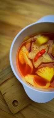 Tatlı salamura meyve ve acı biber, genellikle fıstık, sambal ve kerupuk ile servis edilen salamura edilmiş, salamura salamura meyve veya sebze ile yapılan bir turşudur.