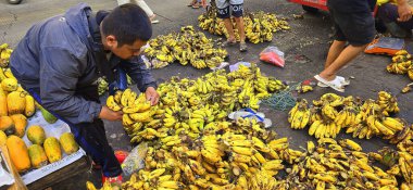 Bogor şehrindeki ıslak pazarda muz satışı, Asya 'daki batı Java market meyve satıcısı, blog materyali için Asya' daki kamu pazarı durumu