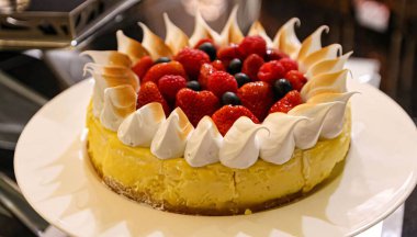 Çok renkli dekore edilmiş, tatlı tatlı parti kekleri ya da parti için ikram edilen pastalar, pasta, pasta ve pastalarla barın tatlı seçimi çocuk partisinde ziyafet masası, konferansta kahve molası