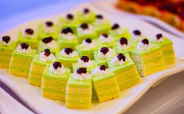 Çok renkli dekore edilmiş, tatlı tatlı parti kekleri ya da parti için ikram edilen pastalar, pasta, pasta ve pastalarla barın tatlı seçimi çocuk partisinde ziyafet masası, konferansta kahve molası