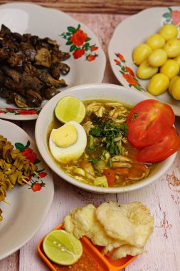 Tavuk çorbası ya da Soto Tavuğu ya da Endonezya 'da Soto Ayam. Soto ayam, Endonezya 'da geleneksel bir yemektir. Ana bileşen olarak tavuk, vermicelli ve zerdeçal filizleri kullanılır..