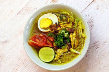 Tavuk çorbası ya da Soto Tavuğu ya da Endonezya 'da Soto Ayam. Soto ayam, Endonezya 'da geleneksel bir yemektir. Ana bileşen olarak tavuk, vermicelli ve zerdeçal filizleri kullanılır..