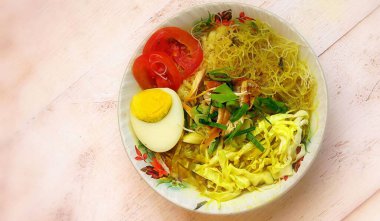 Tavuk çorbası ya da Soto Tavuğu ya da Endonezya 'da Soto Ayam. Soto ayam, Endonezya 'da geleneksel bir yemektir. Ana bileşen olarak tavuk, vermicelli ve zerdeçal filizleri kullanılır..