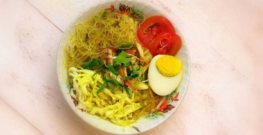 Tavuk çorbası ya da Soto Tavuğu ya da Endonezya 'da Soto Ayam. Soto ayam, Endonezya 'da geleneksel bir yemektir. Ana bileşen olarak tavuk, vermicelli ve zerdeçal filizleri kullanılır..