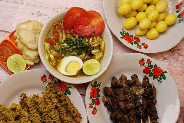 Tavuk çorbası ya da Soto Tavuğu ya da Endonezya 'da Soto Ayam. Soto ayam, Endonezya 'da geleneksel bir yemektir. Ana bileşen olarak tavuk, vermicelli ve zerdeçal filizleri kullanılır..