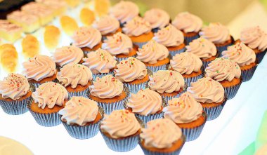 Çok renkli dekore edilmiş, tatlı tatlı parti kekleri ya da parti için ikram edilen pastalar, pasta, pasta ve pastalarla barın tatlı seçimi çocuk partisinde ziyafet masası, konferansta kahve molası