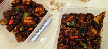 Kızarmış inek buğulama, tatlı ve tuzlu soya sosuyla pişirilmiş. Baharatlı kuş gözü biberli. Endonezya 'nın ünlü ev aşçılarından biri olan oseng kikil mercon tarafından bilinir.