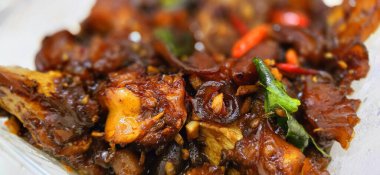 Kızarmış inek buğulama, tatlı ve tuzlu soya sosuyla pişirilmiş. Baharatlı kuş gözü biberli. Endonezya 'nın ünlü ev aşçılarından biri olan oseng kikil mercon tarafından bilinir.