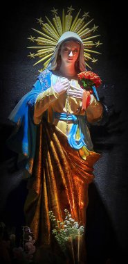 Kutsal Meryem Ana huzur içinde dua etsin, Bakire Meryem heykeli kutsansın, Meryem Ana heykeli kutsansın. Kilisenin iç mimarisi, ibadet için ıssız bir yer.