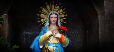 Kutsal Meryem Ana huzur içinde dua etsin, Bakire Meryem heykeli kutsansın, Meryem Ana heykeli kutsansın. Kilisenin iç mimarisi, ibadet için ıssız bir yer.