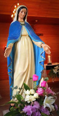 Kutsal Meryem Ana huzur içinde dua etsin, Bakire Meryem heykeli kutsansın, Meryem Ana heykeli kutsansın. Kilisenin iç mimarisi, ibadet için ıssız bir yer.