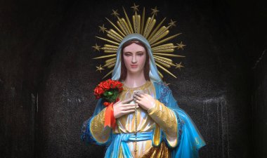 Kutsal Meryem Ana huzur içinde dua etsin, Bakire Meryem heykeli kutsansın, Meryem Ana heykeli kutsansın. Kilisenin iç mimarisi, ibadet için ıssız bir yer.