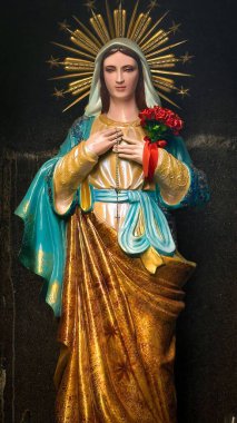 Kutsal Meryem Ana huzur içinde dua etsin, Bakire Meryem heykeli kutsansın, Meryem Ana heykeli kutsansın. Kilisenin iç mimarisi, ibadet için ıssız bir yer.