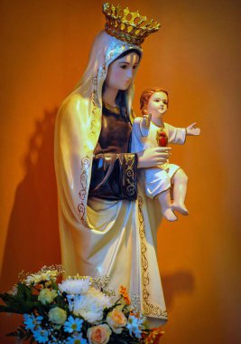 Kutsal Meryem Ana huzur içinde dua etsin, Bakire Meryem heykeli kutsansın, Meryem Ana heykeli kutsansın. Kilisenin iç mimarisi, ibadet için ıssız bir yer.