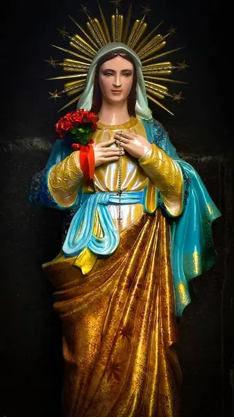 Kutsal Meryem Ana huzur içinde dua etsin, Bakire Meryem heykeli kutsansın, Meryem Ana heykeli kutsansın. Kilisenin iç mimarisi, ibadet için ıssız bir yer.