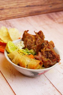 Bogor, Endonezya 'dan sığır eti çorbası, yerli halk tarafından Soto Mie Daging Bogor olarak adlandırılıyor, erişteyle birlikte sığır çorbası ve yanında börek ve melinjo krakerleri, bir kase içinde sunuluyor.