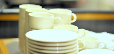 Parti ve yemek seramikleri porselen kemikler ve parti sofra takımları ve tencereleri yemek kitabı ve diğer yemek pişirme ve multimedya içeriği oluşturma için iyidir.