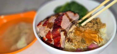 Bir kase Çin Pekin usulü ızgara ördek, çıtır çıtır deri ve taze et, yanında erik sosuyla birlikte taze şehriye çorbası, leziz tatları ve en iyi aşçılığı yakalama.