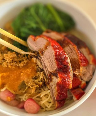 Bir kase Çin Pekin usulü ızgara ördek, çıtır çıtır deri ve taze et, yanında erik sosuyla birlikte taze şehriye çorbası, leziz tatları ve en iyi aşçılığı yakalama.