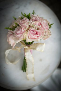 Güzel bir buket çiçek çok renkli ve güzel, çiçekçi dükkânı konsepti, .güzel taze buket, birçok olay için çiçek teslimatı, düğün, parti, ve diğer kutlamalar için arka plan içeriği oluşturma