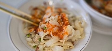 Köfte çorbası ya da et çorbası eriştesi, yerel halk tarafından Bakso urat ya da tendondan yapılan geleneksel et ve et tendonlarından yapılan geleneksel yemektir.