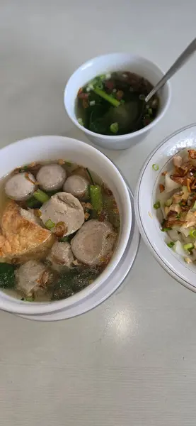 Köfte çorbası ya da et çorbası eriştesi, yerel halk tarafından Bakso urat ya da tendondan yapılan geleneksel et ve et tendonlarından yapılan geleneksel yemektir.
