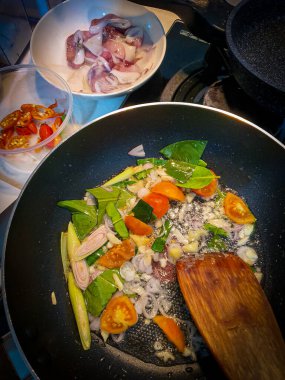 Günlük ev yemeği hazırlıkları taze otlar, kırmızı biber, tuz ve biber, karıştırma ve sote pişirme malzemeleri, yemek kitabı ve yemek tarifleri için iyi