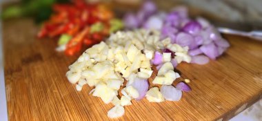 Günlük ev yemeği hazırlıkları taze otlar, kırmızı biber, tuz ve biber, karıştırma ve sote pişirme malzemeleri, yemek kitabı ve yemek tarifleri için iyi